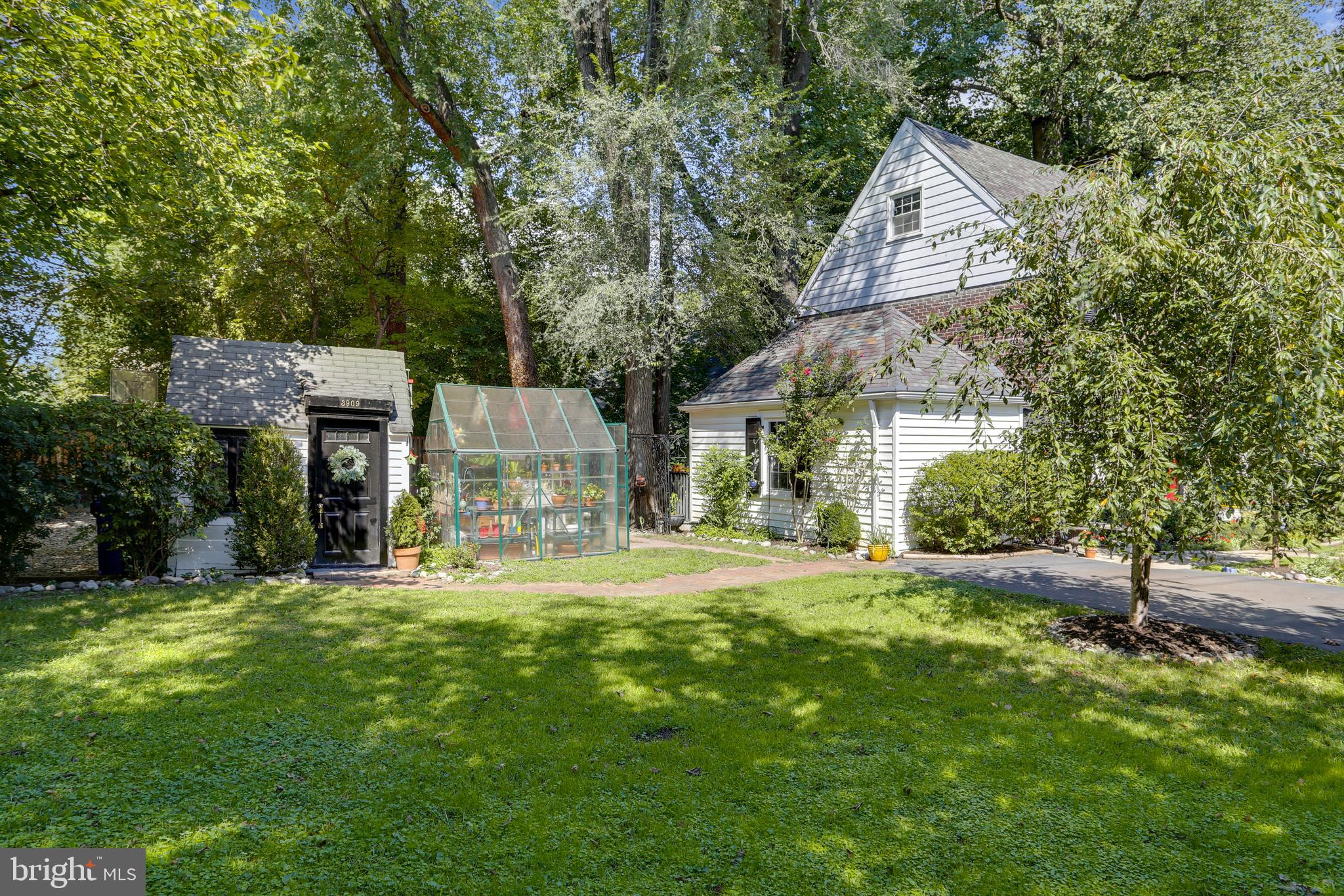 3909 Saul Road Kensington, MD 20895 - Photo 22 of 28 Large private side yard