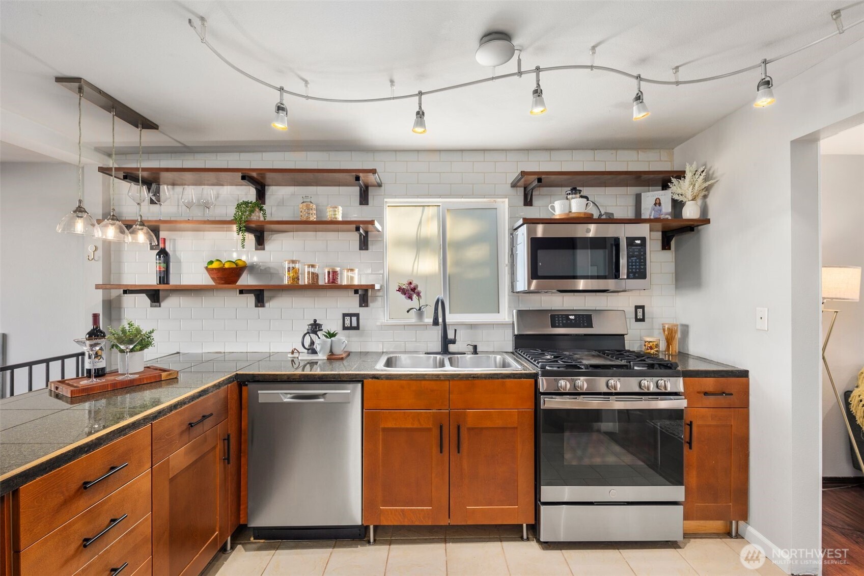 4446 39th Avenue Southwest Seattle, WA 98116 - Photo 11 of 30