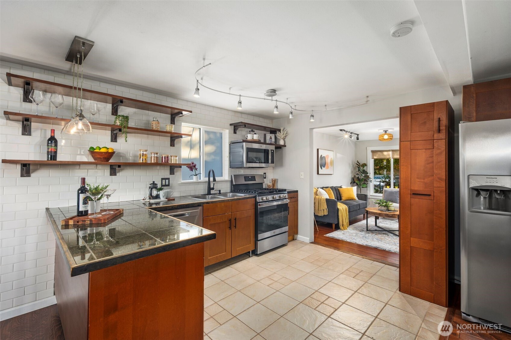 4446 39th Avenue Southwest Seattle, WA 98116 - Photo 12 of 30