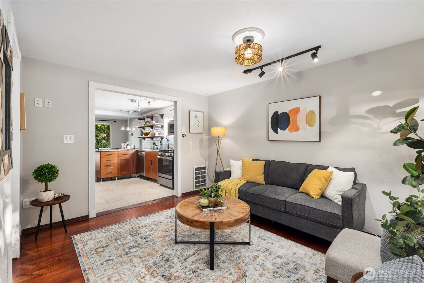 4446 39th Avenue Southwest Seattle, WA 98116 - Photo 3 of 30