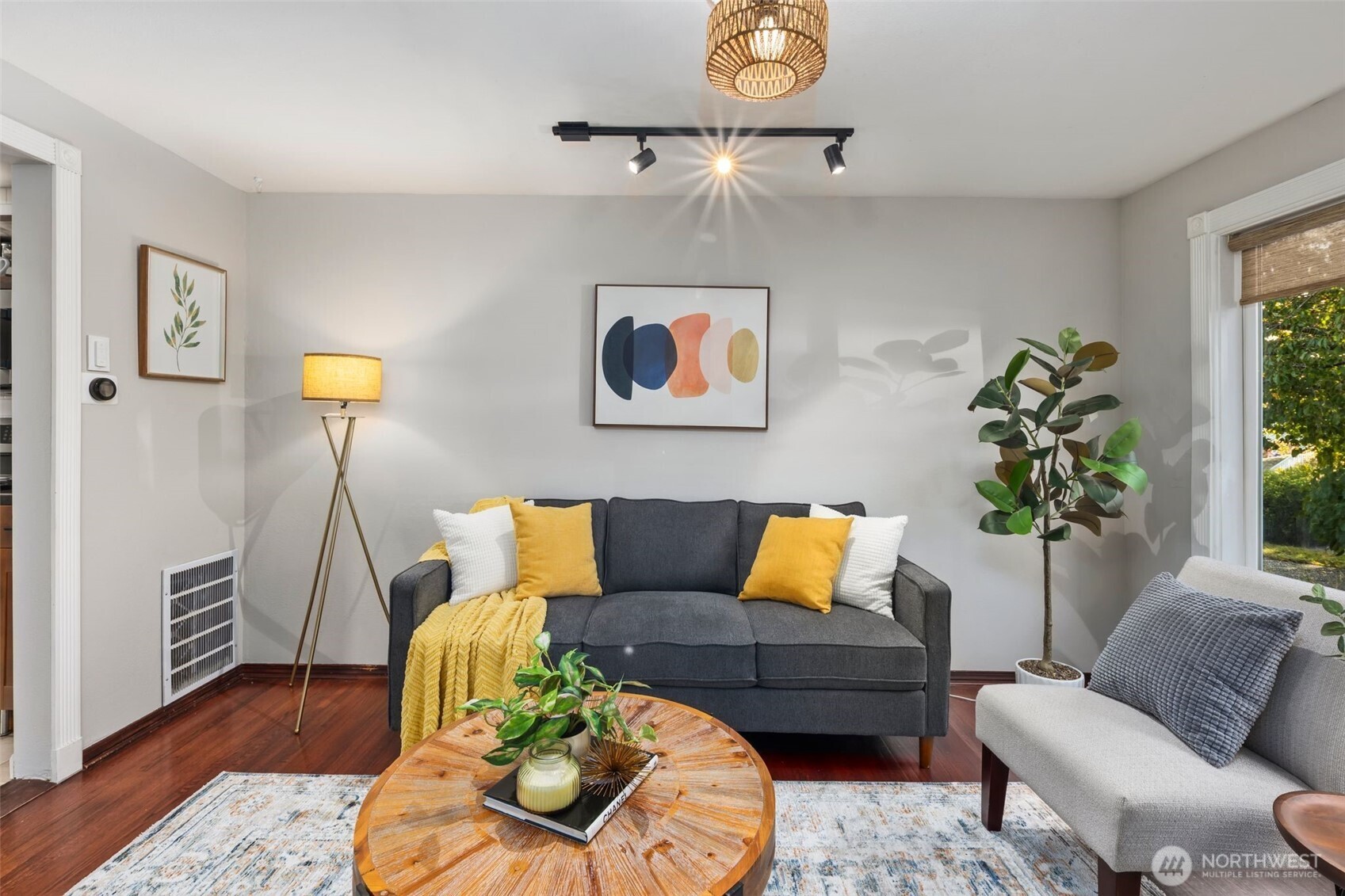 4446 39th Avenue Southwest Seattle, WA 98116 - Photo 4 of 30