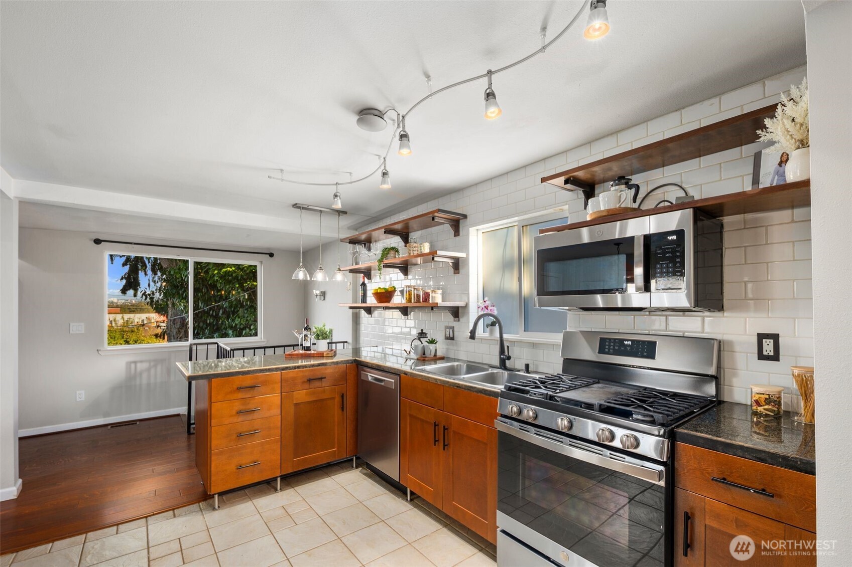 4446 39th Avenue Southwest Seattle, WA 98116 - Photo 9 of 30