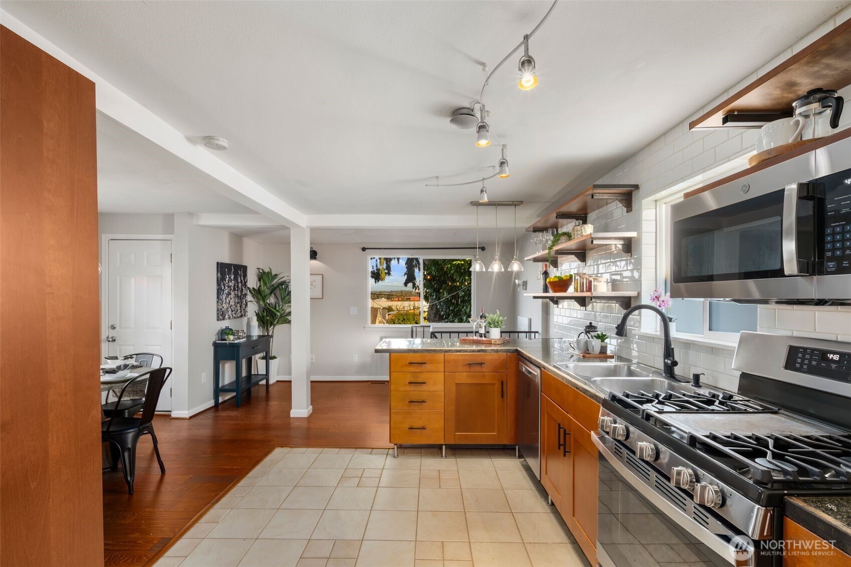 4446 39th Avenue Southwest Seattle, WA 98116 - Photo 10 of 30