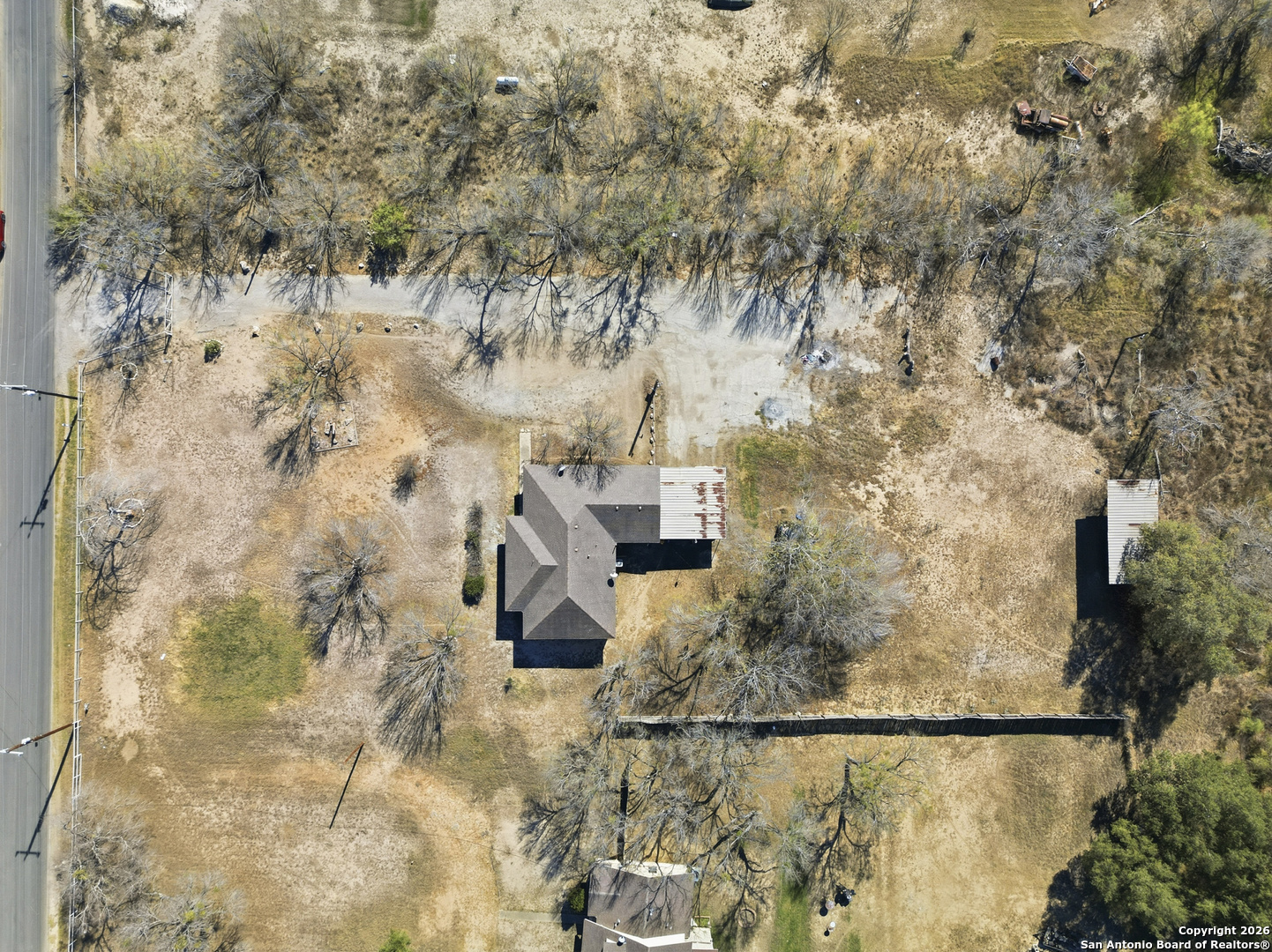 17525 Benton City Road Von Ormy, TX 78073 - Photo 34 of 36 a bathroom with a bathtub