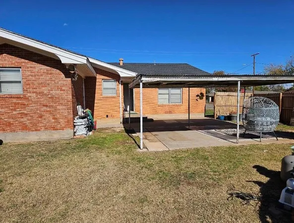 a view of a house with backyard and garage