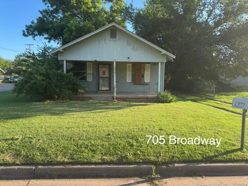 705 North Broadway Street, Unit R Wichita Falls, TX 76306 - Photo 3 of 16 a front view of a house with garden
