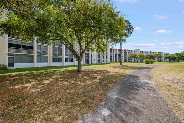$1,900 | 3871 Via Poinciana, Unit 104, Lake Worth, FL 33467