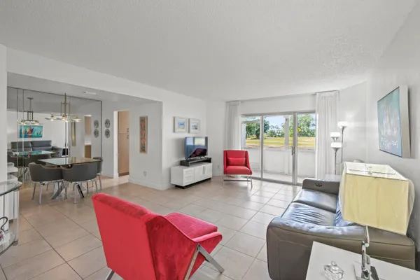 $1,900 | 3871 Via Poinciana, Unit 104, Lake Worth, FL 33467