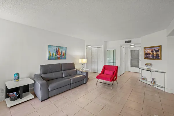 $1,900 | 3871 Via Poinciana, Unit 104, Lake Worth, FL 33467