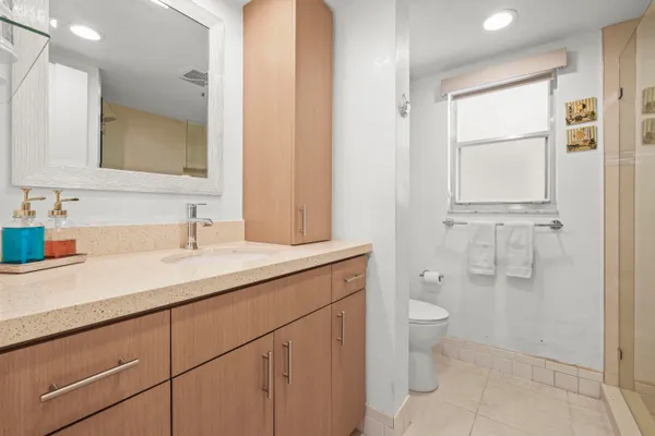 $1,900 | 3871 Via Poinciana, Unit 104, Lake Worth, FL 33467