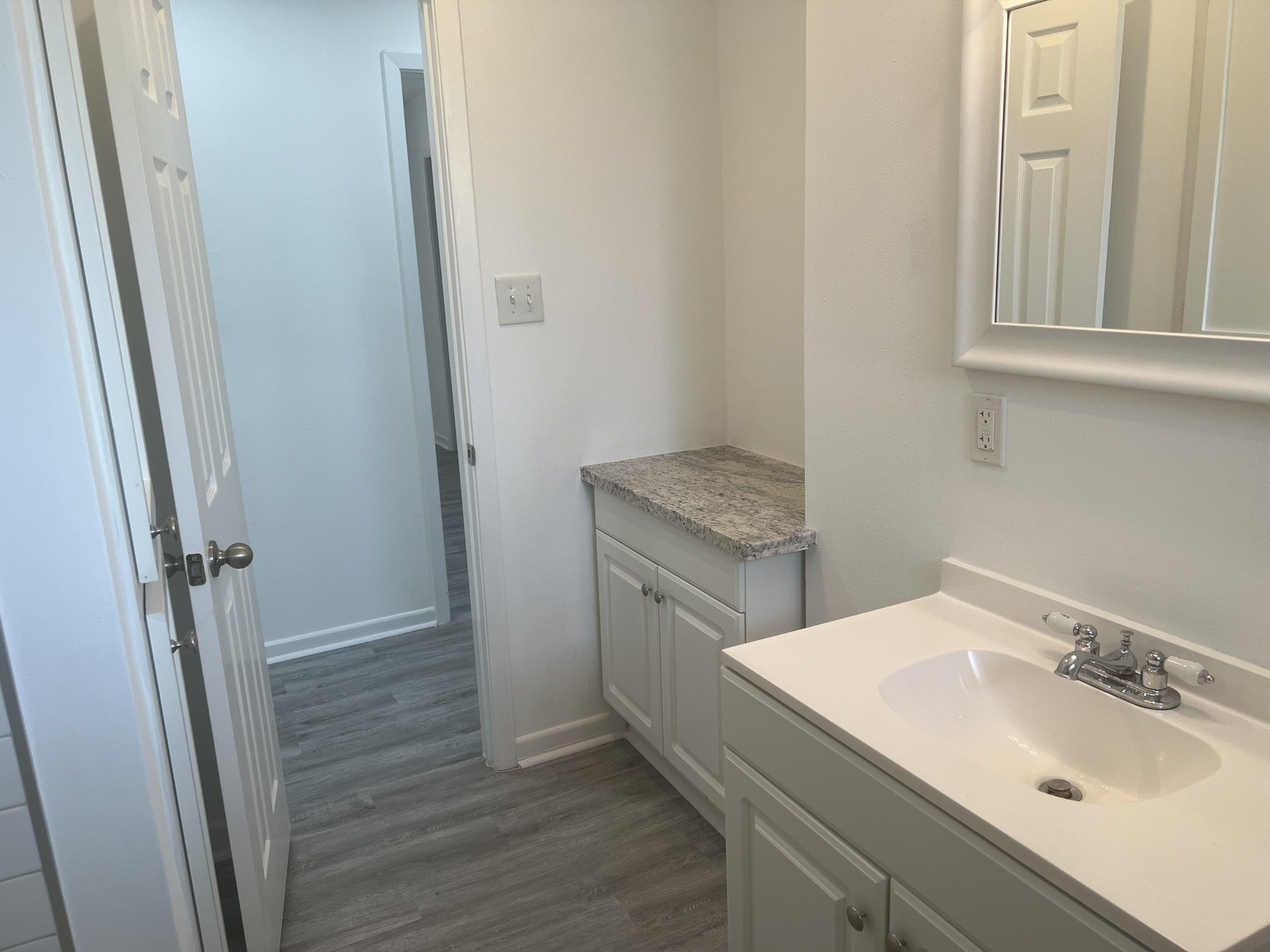 9007 Dunlap Street Houston, TX 77074 - Photo 13 of 22 Bath 1- light and bright more storage