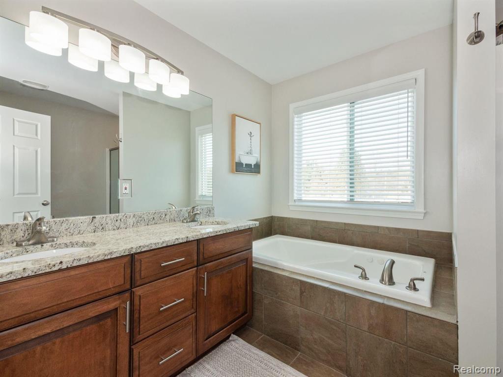 8293 Meadow Ridge Clarkston, MI 48348 - Photo 28 of 38