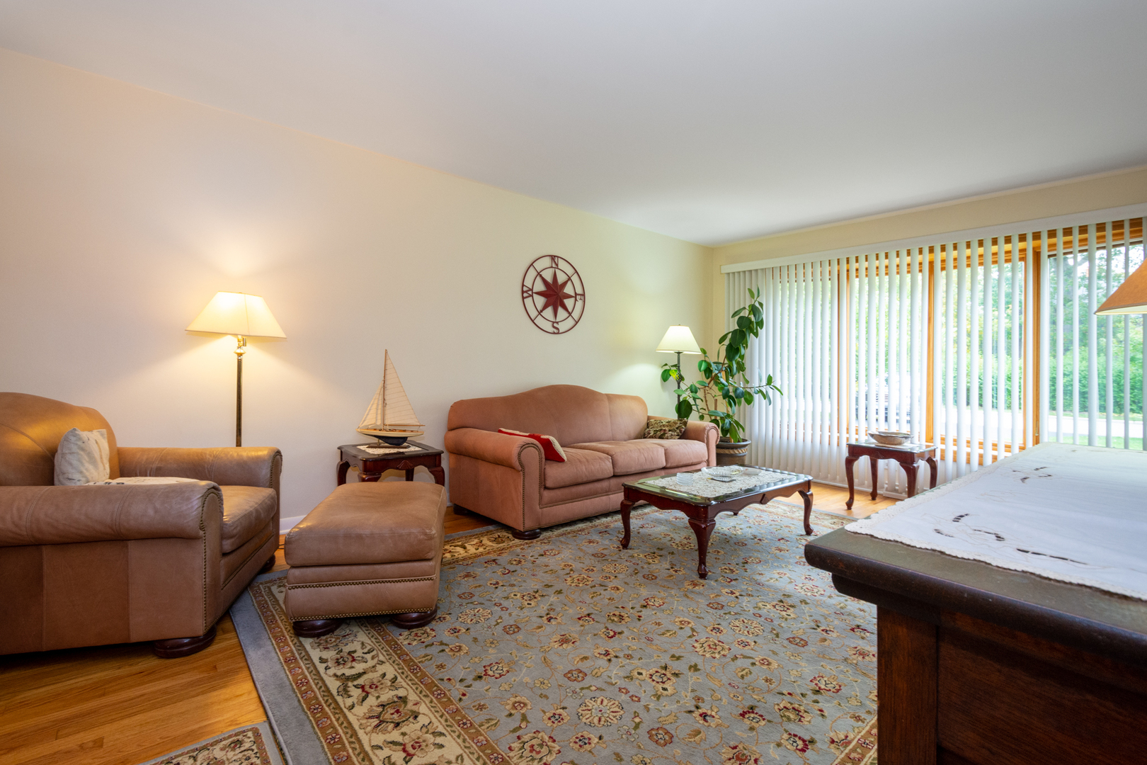 1420 Lee Road Northbrook, IL 60062 - Photo 6 of 36 a living room with furniture and a lamp