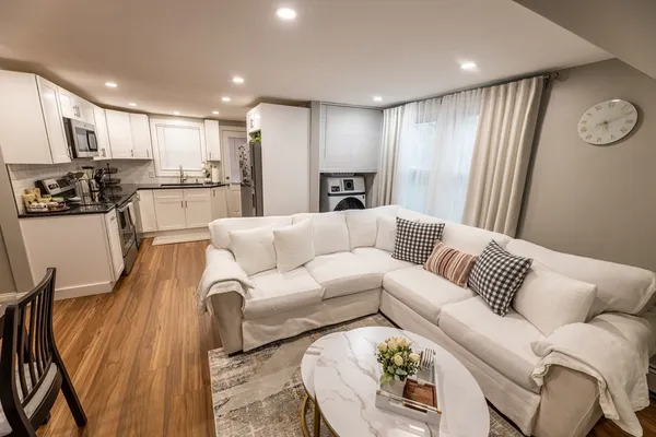 $2,300 | 32 Farmington Street, Unit 2, Worcester, MA 01603