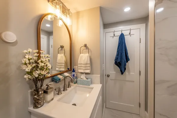 $2,300 | 32 Farmington Street, Unit 2, Worcester, MA 01603