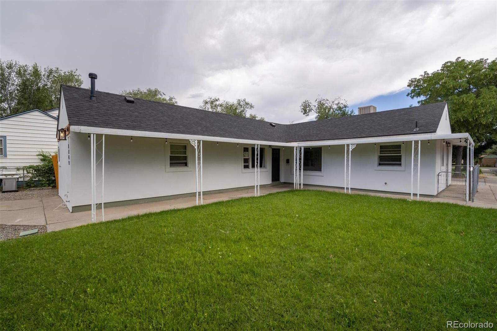 a view of a house with a backyard