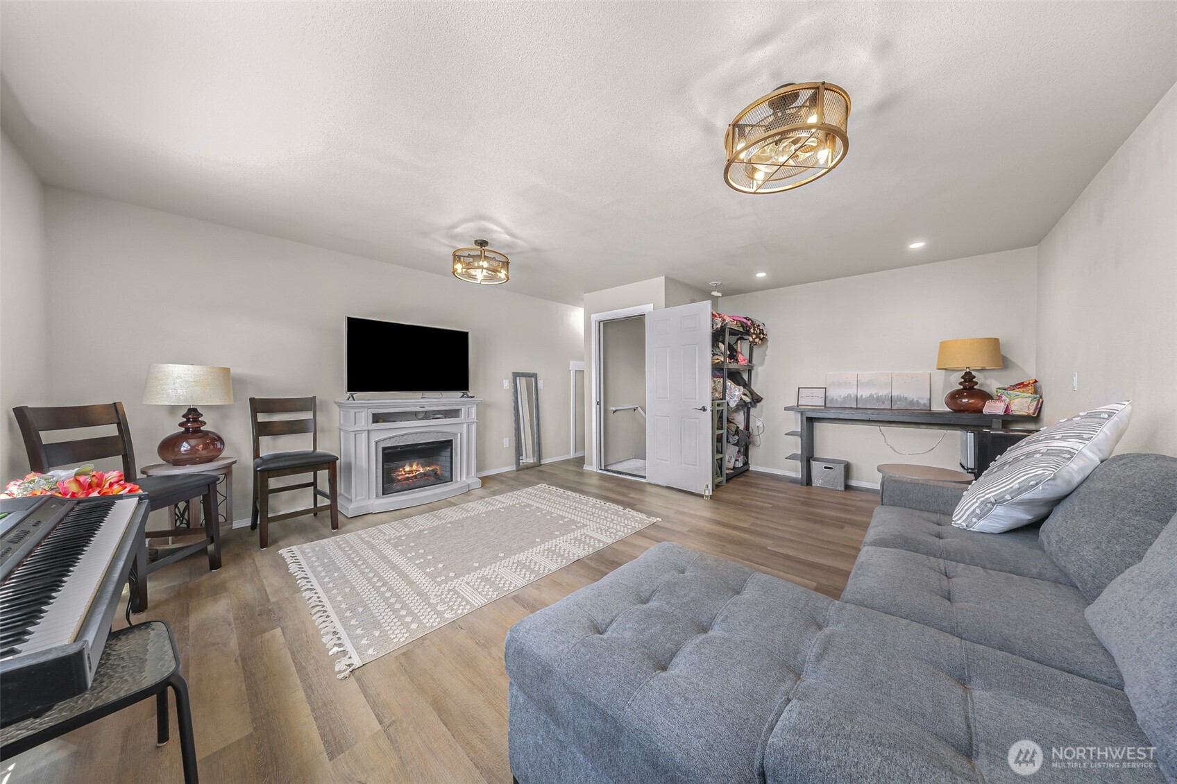 19727 Skyridge Road Mount Vernon, WA 98274 - Photo 21 of 32 a living room with furniture and a flat screen tv