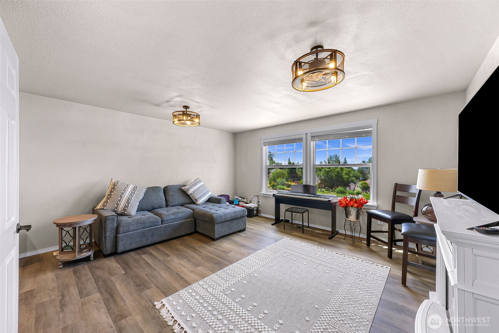 19727 Skyridge Road Mount Vernon, WA 98274 - Photo 23 of 32 a living room with furniture and a window