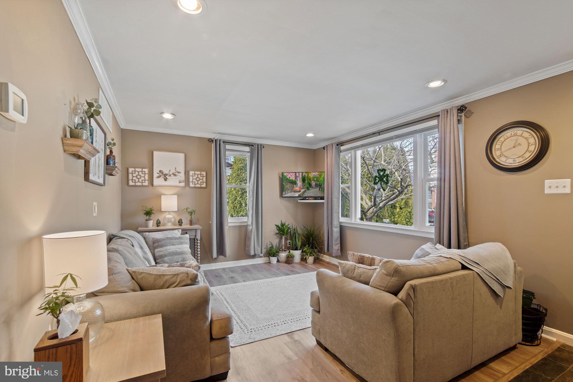 329 Ridley Avenue Folsom, PA 19033 - Photo 6 of 42 Living Room