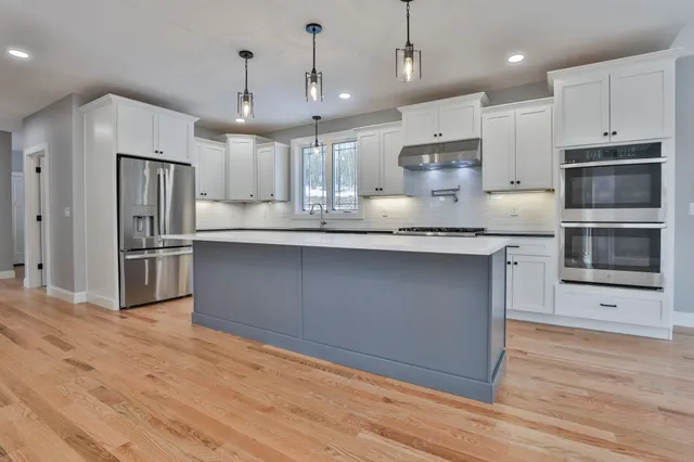 $899,900 | 42 Ridgeview Lane, New Boston, NH 03070