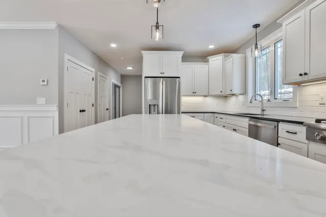 $899,900 | 42 Ridgeview Lane, New Boston, NH 03070