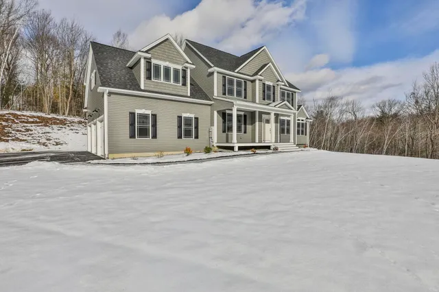 $899,900 | 42 Ridgeview Lane, New Boston, NH 03070