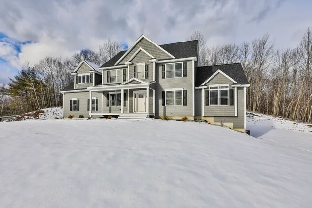 $899,900 | 42 Ridgeview Lane, New Boston, NH 03070