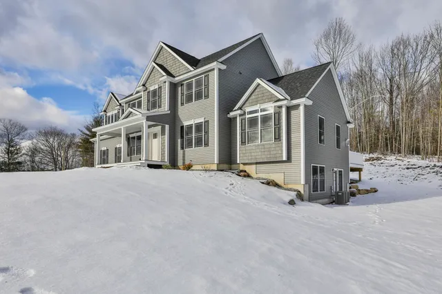 $899,900 | 42 Ridgeview Lane, New Boston, NH 03070
