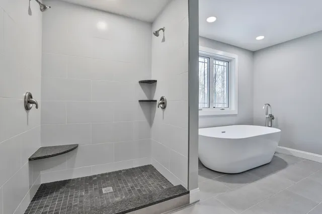 $899,900 | 42 Ridgeview Lane, New Boston, NH 03070