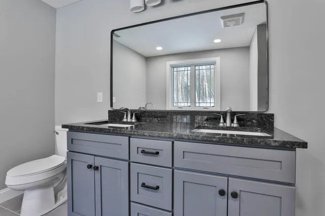 $899,900 | 42 Ridgeview Lane, New Boston, NH 03070