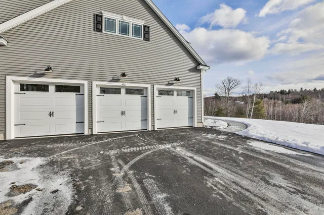 $899,900 | 42 Ridgeview Lane, New Boston, NH 03070