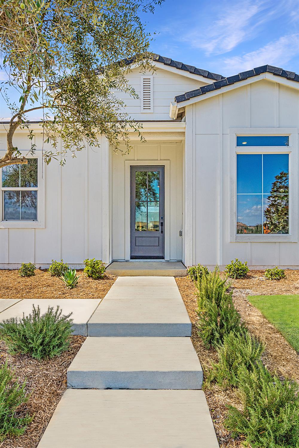 856 Traverse Drive Madera, CA 93636 - Photo 4 of 34 a front view of a house with garden