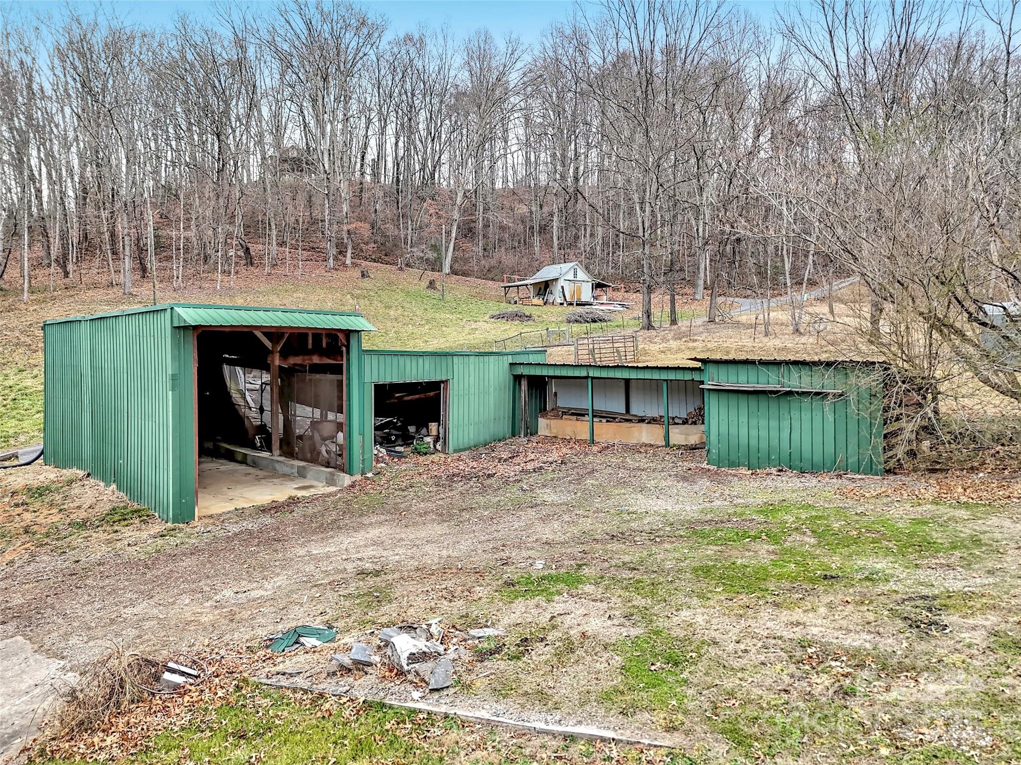 18 Sierra Point Waynesville, NC 28786 - Photo 40 of 48 a view of a chairs and table in the patio