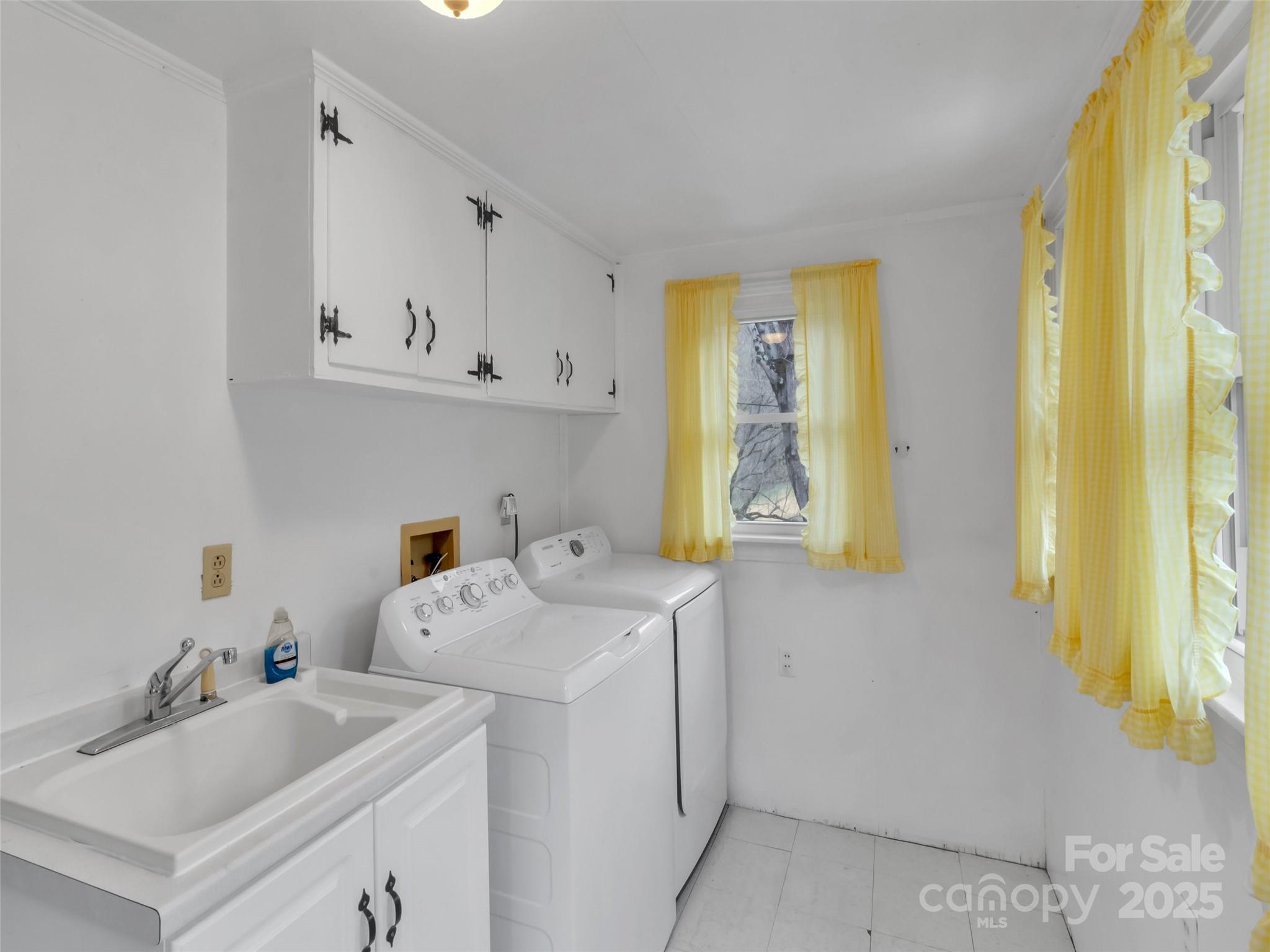 18 Sierra Point Waynesville, NC 28786 - Photo 5 of 48 a utility room with dryer and washer