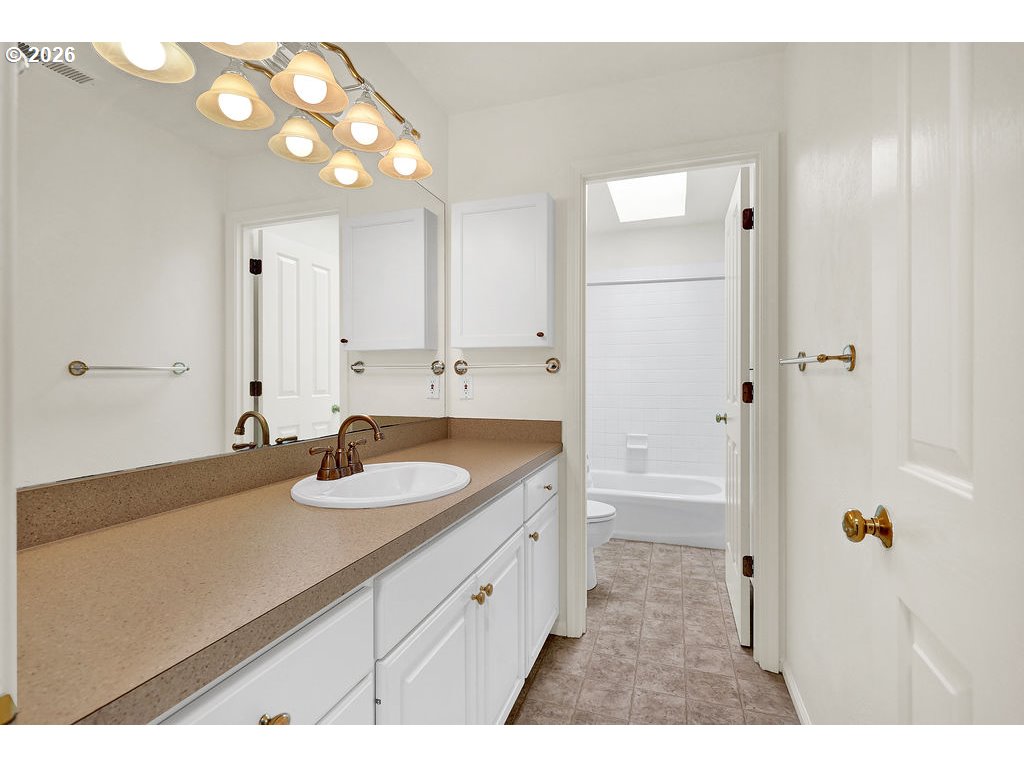 1774 River Pointe Loop Eugene, OR 97408 - Photo 30 of 45 Bathroom