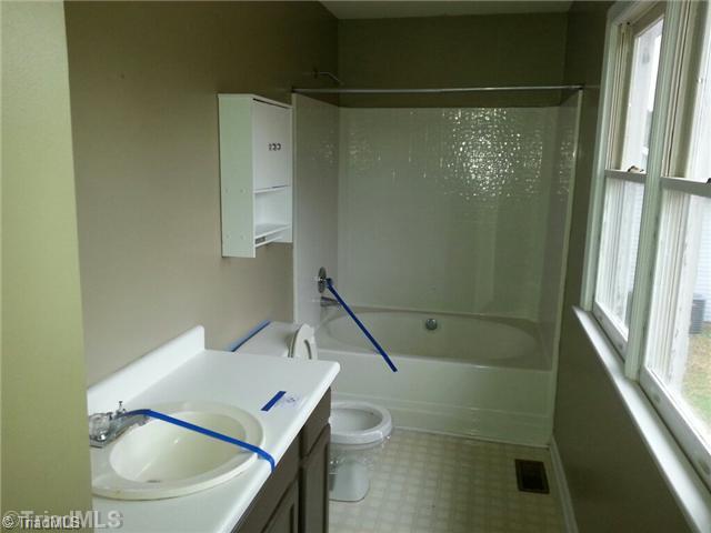 517 Covington Ridge Road Winston-Salem, NC 27107 - Photo 8 of 11 Bath.