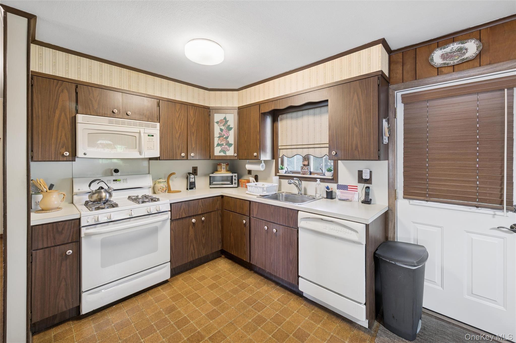 43 Briarcliff Road Westbury, NY 11590 - Photo 3 of 15 a kitchen with a sink stove and cabinets