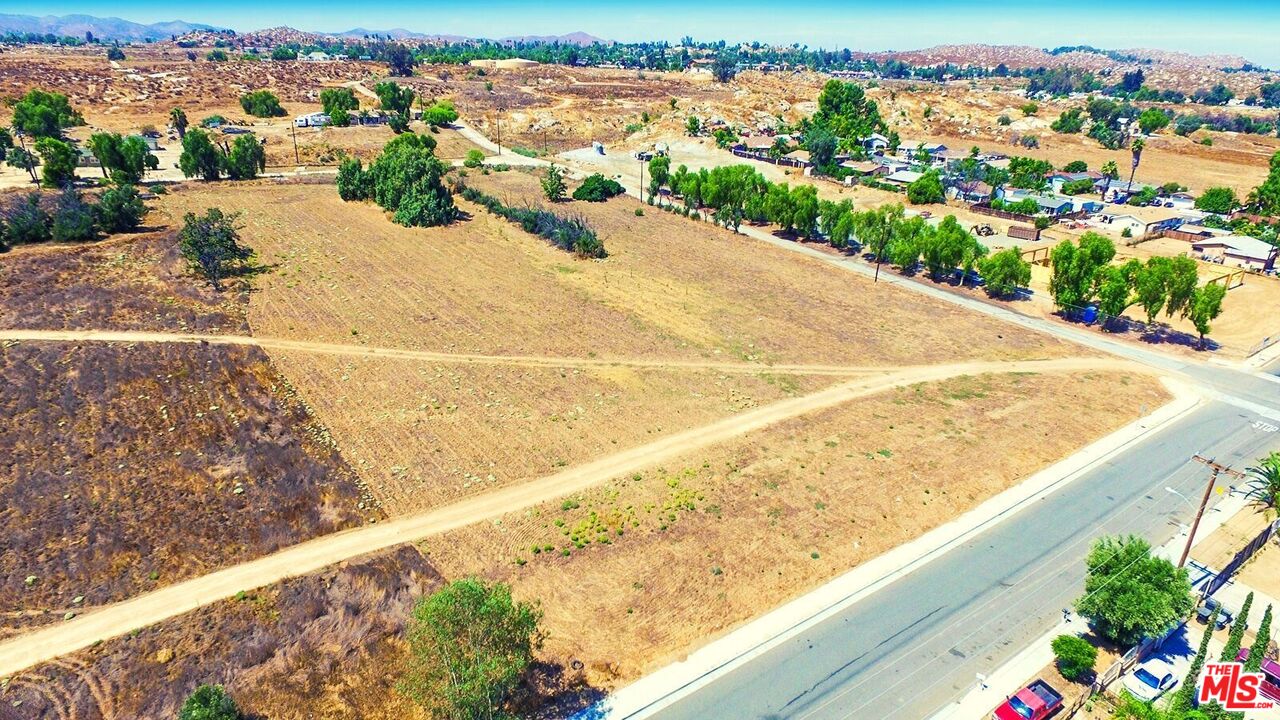 595 West 11th Street Perris, CA 92570 - Photo 4 of 7 a view of an ocean