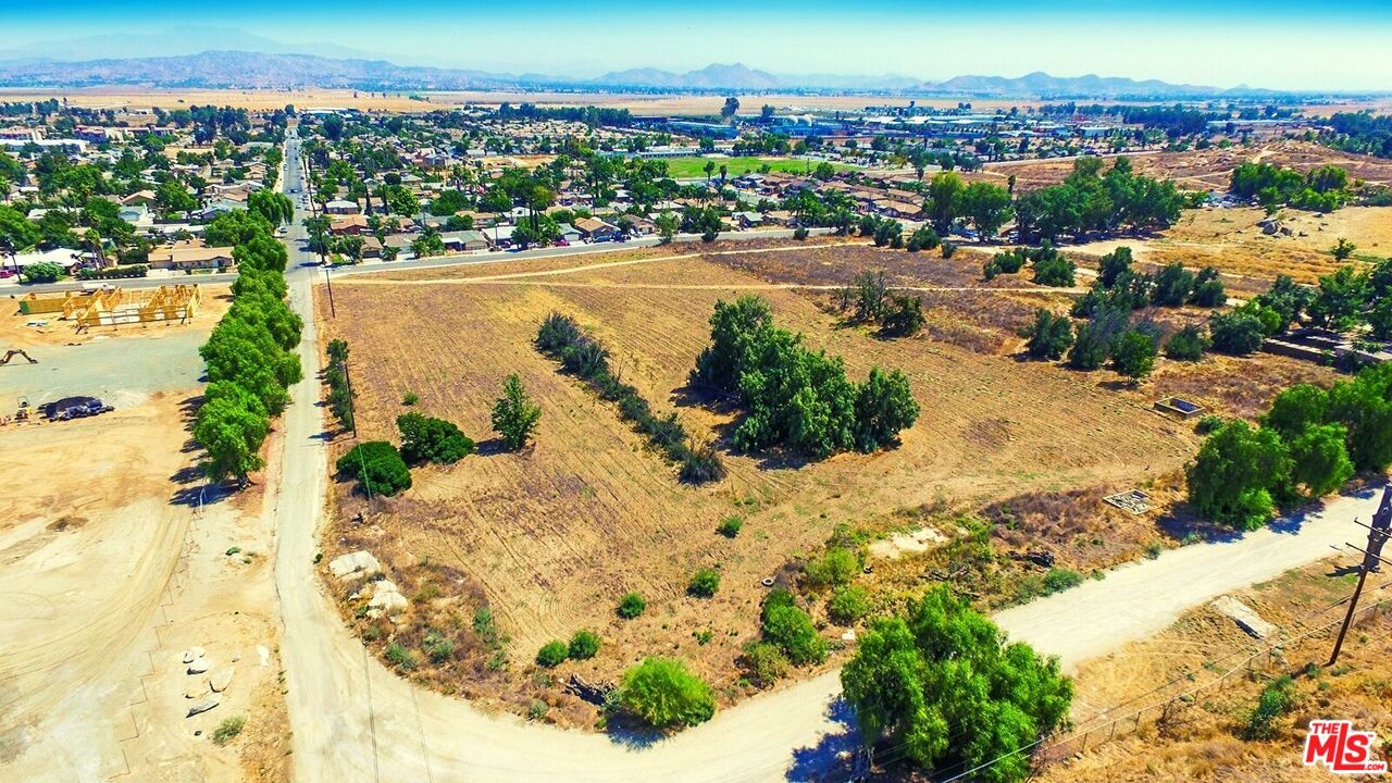 595 West 11th Street Perris, CA 92570 - Photo 6 of 7