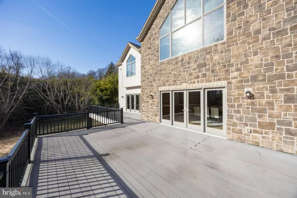 a view of a house with backyard and deck