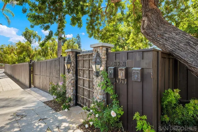 a view of yard with tree