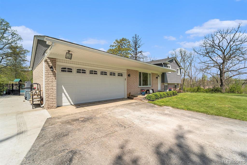 9703 Tower Road South Lyon, MI 48178 - Photo 4 of 36