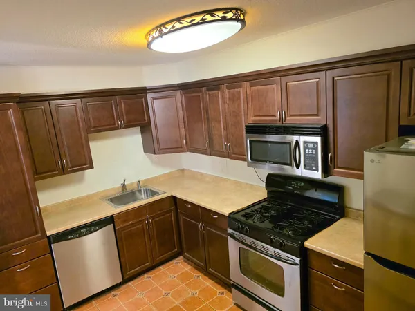 $2,000 | 1300 Army Navy Drive, Unit 306, Arlington, VA 22202