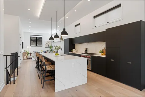 $899,900 | 1541 West Pearson Street, Unit 1, Chicago, IL 60642
