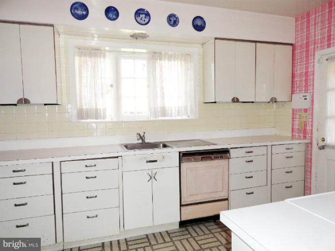 3404 Fallstaff Road Baltimore, MD 21215 - Photo 2 of 28 Kitchen3