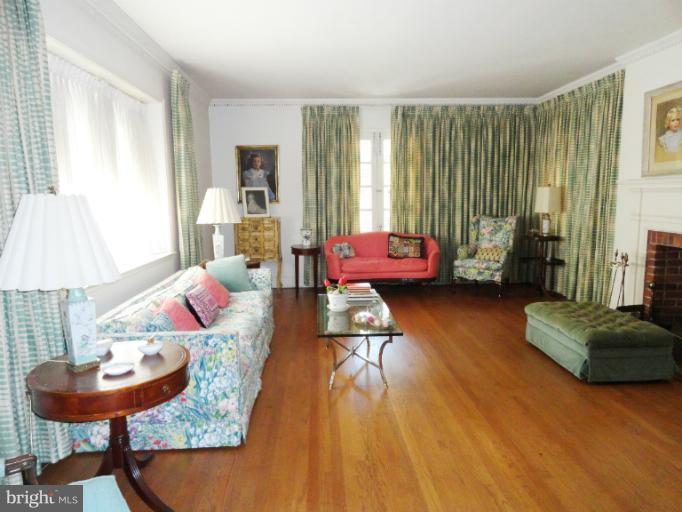 3404 Fallstaff Road Baltimore, MD 21215 - Photo 11 of 28 Living Room2