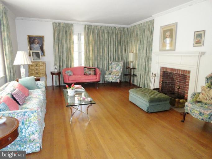 3404 Fallstaff Road Baltimore, MD 21215 - Photo 18 of 28 Living Room