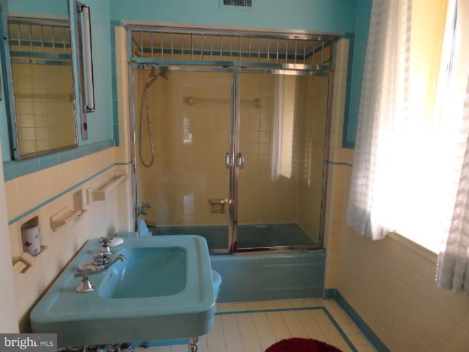 3404 Fallstaff Road Baltimore, MD 21215 - Photo 22 of 28 Bath (Master)