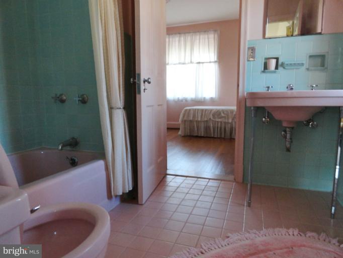 3404 Fallstaff Road Baltimore, MD 21215 - Photo 4 of 28 Bath2