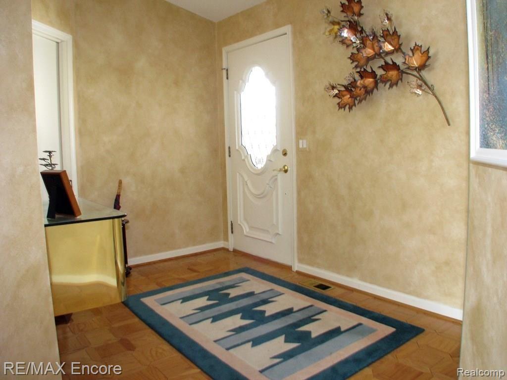 912 GreenView Court Rochester, MI 48307 - Photo 5 of 32 Welcome Home :)